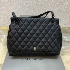 발렌시아가 퀄팅 B 라지 숄더백 593372