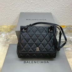 발렌시아가 퀄팅 B 미듐 숄더백 593371