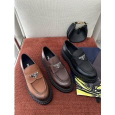 프라다 브러시드 로퍼